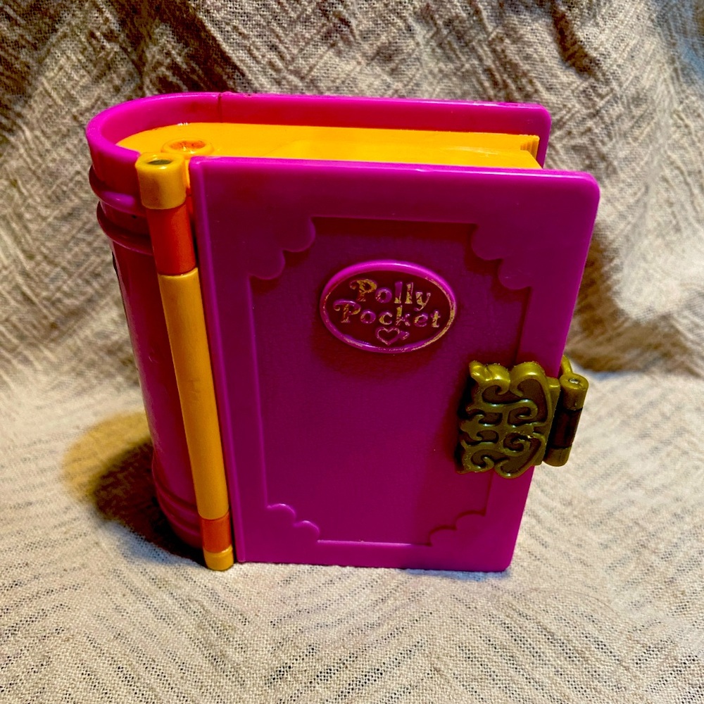 Vintage Polly Pocket Pink Book
very good condition still has original sparkle